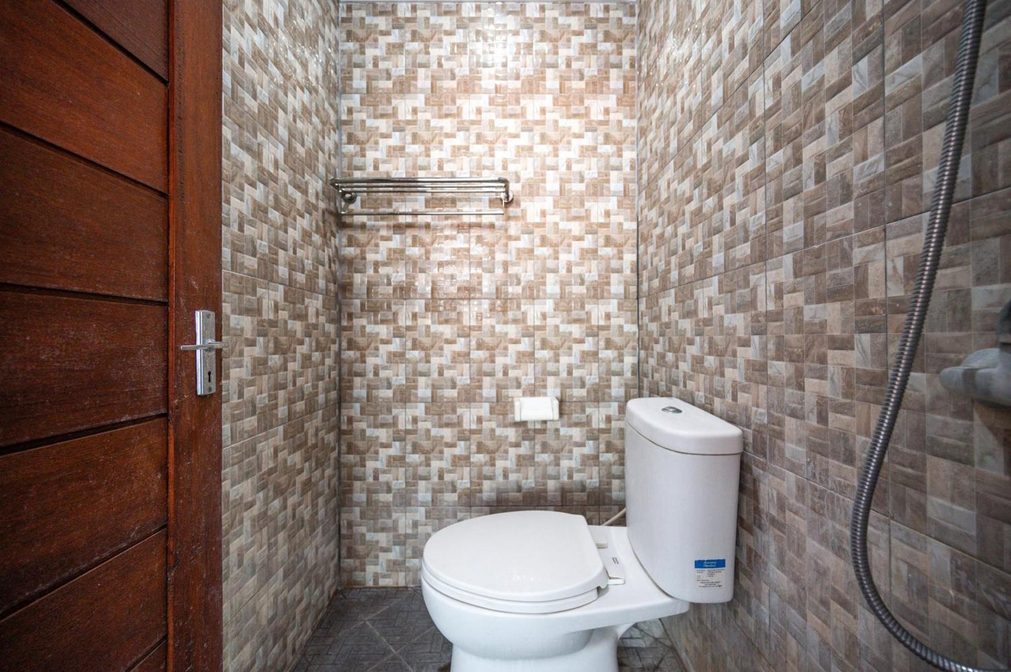 Ceria Guesthouse Seminyak Mitra Reddoorz Exterior foto