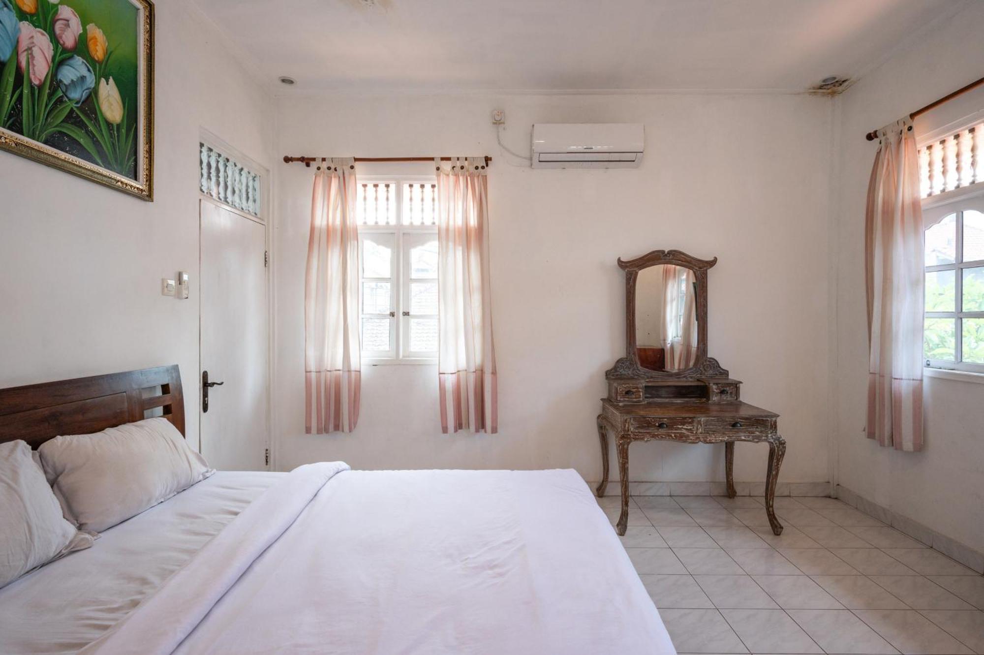 Ceria Guesthouse Seminyak Mitra Reddoorz Exterior foto