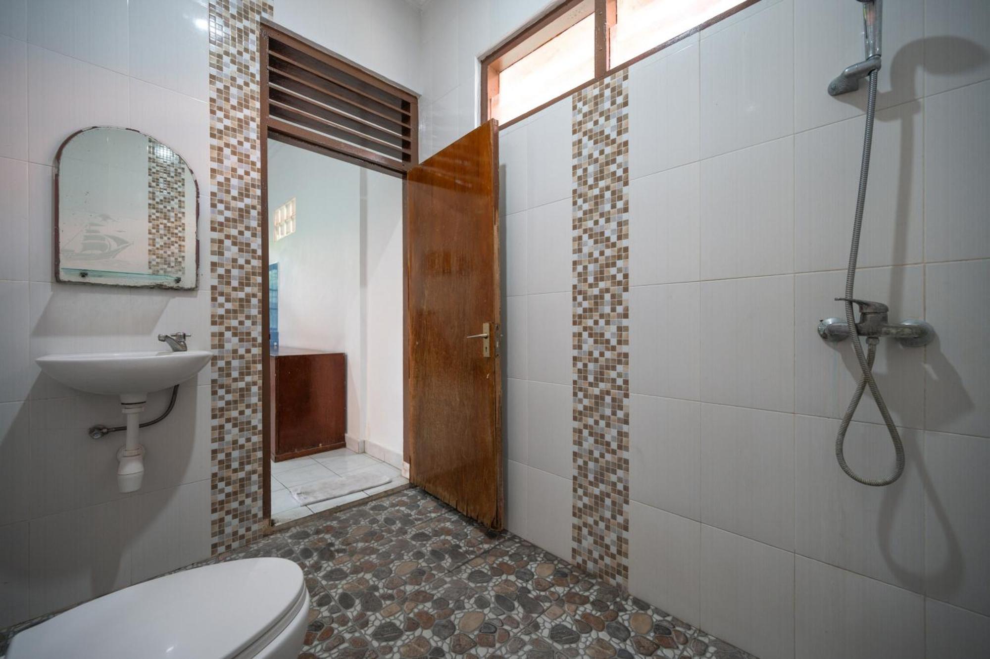 Ceria Guesthouse Seminyak Mitra Reddoorz Exterior foto