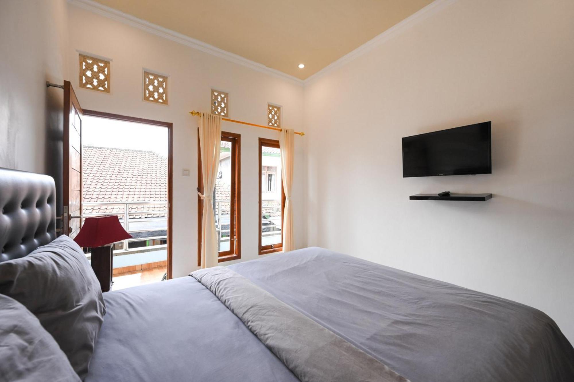 Ceria Guesthouse Seminyak Mitra Reddoorz Exterior foto